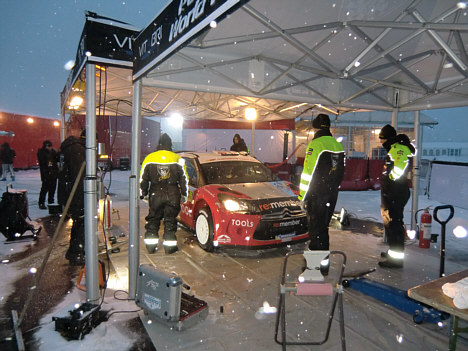 Petter Solberg får foretaget service på sin Citroën DS3.